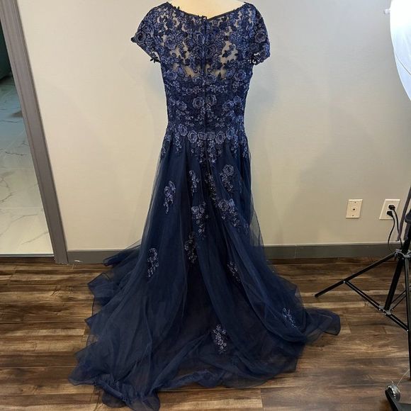 NWOT LA FEMME Floral Lace & Tulle Gown in Navy (10) - Picture 7 of 11